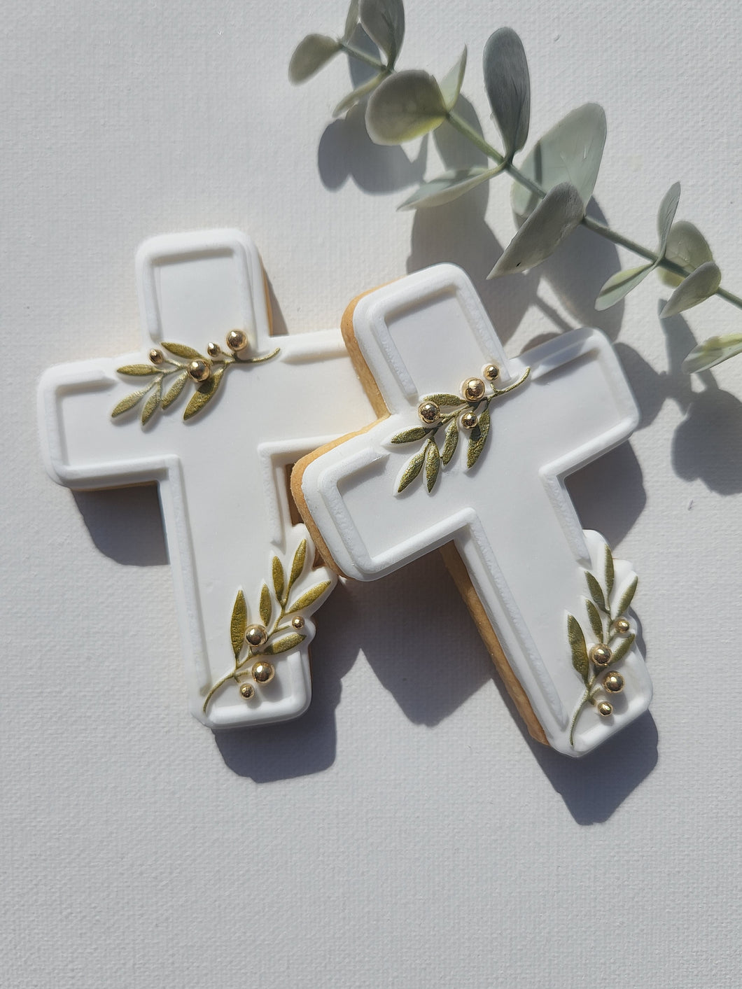 Cross w Detailing